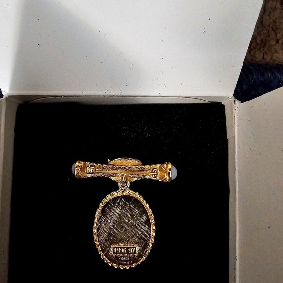 Avon 1986-87 Gold Tone Victorian Style Brooch With Girl Portrait In Original Box - Picture 2 of 3